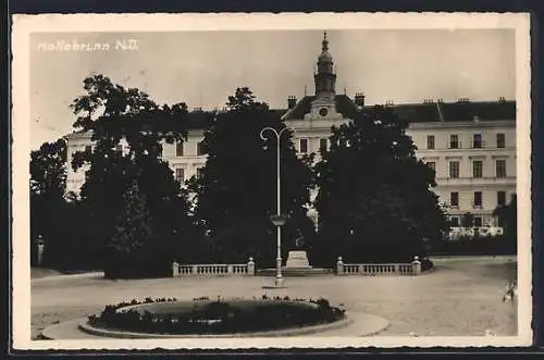 AK Hollabrunn /N. D., Knabenseminar mit Denkmal und Anlage