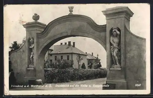 AK Dürnkrut a. d. Nordbahn, Tor mit Durchblick auf die Volks- u. Hauptschule