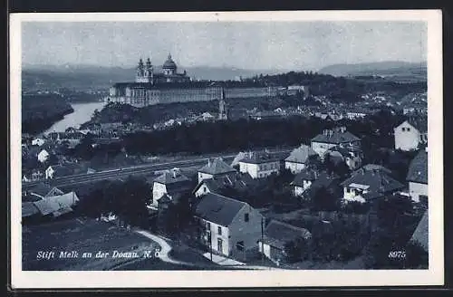 AK Stift Melk an der Donau, Ortsansicht mit Bahnschienen und Donau aus der Vogelschau