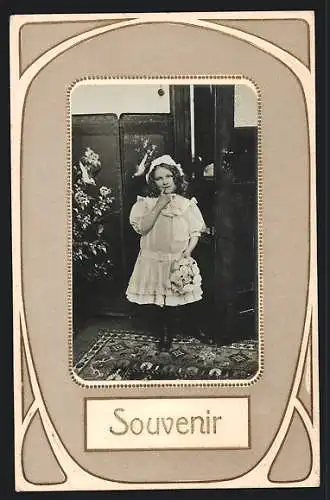 Foto-Collage-AK Mädchen mit Blumenstrauss im Jugendstil-Rahmen