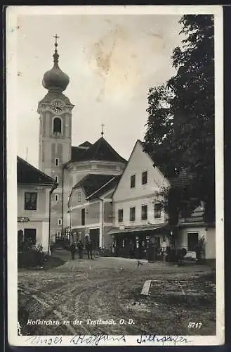 AK Hofkirchen an der Trattnach, Strassenpartie im Ortskern mit Kirche