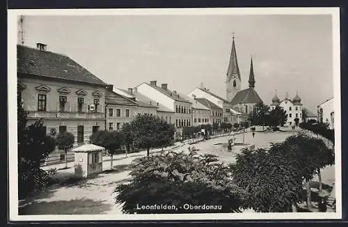 AK Leonfelden /Oberdonau, Hauptplatz im Sonnenschein mit Kirche