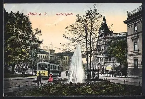 AK Halle a. S., Riebeckplatz mit Springbrunnen u. Strassenbahn am Hotel Europa