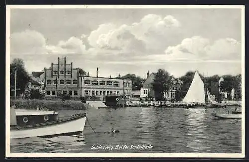 AK Schleswig, Uferpartie bei der Schleihalle, Segelboot