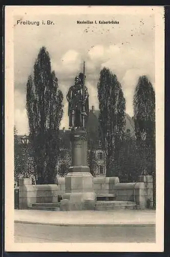 AK Freiburg i. Br., Maximiliam I. Kaiserbrücke mit Statue