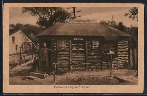 AK Soldat in Feldgrau an der Feldbuchhandlung der fünften Armee