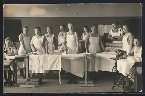 Foto-AK Junge Frauen mit Bügeleisen bei der Arbeit