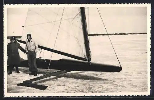 Foto-AK Soldat und Mann mit einem Katamaran, Wintersport