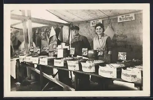 Foto-AK Händer auf dem Markt am Fischstand mit Fettvollheringen