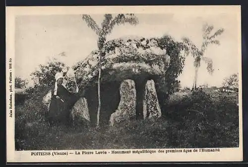 AK Poitiers /Vienne, La Pierre Levée, Monument mégalithique des premiers âges de l`Humanité, Gesteinsformation