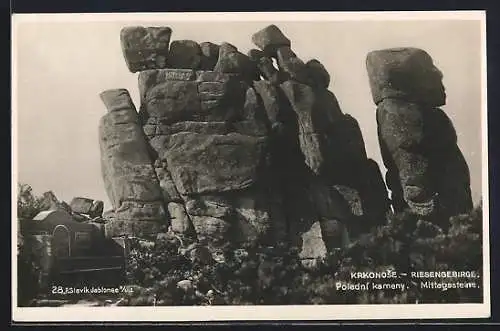 AK Mittagssteine /Riesengebirge, Ortsansicht mit Bank