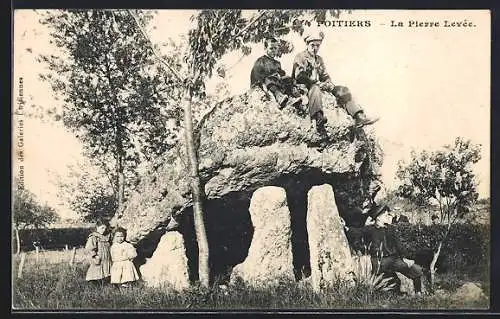 AK Poitiers, La Pierre Levée