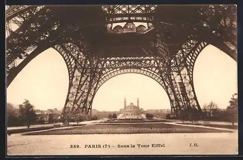 AK Paris, Sous la Tour Eiffel, Eiffelturm