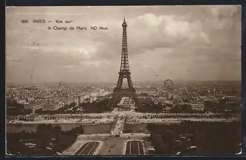 AK Paris, Vue sur le Champ de Mars et la Tour Eiffel, Eiffelturm
