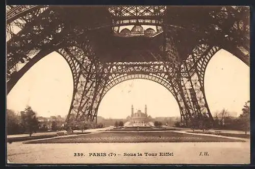 AK Paris, Sous la Tour Eiffel, Eiffelturm