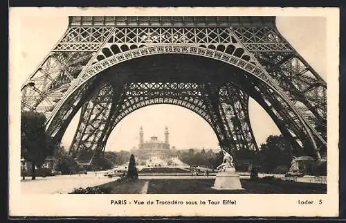 AK Paris, La Tour Eiffel, vue du Trocadéro