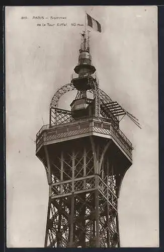 AK Paris, La Tour Eiffel, Eiffelturm Spitze mit französischer Fahne