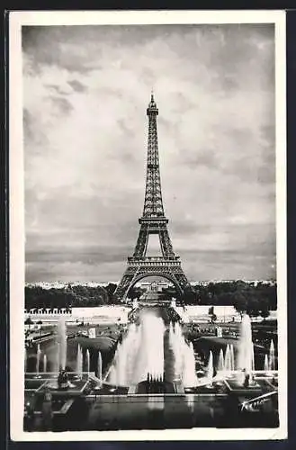 AK Paris, La Tour Eiffel et les Jets d`eau de Chaillot, Eiffelturm