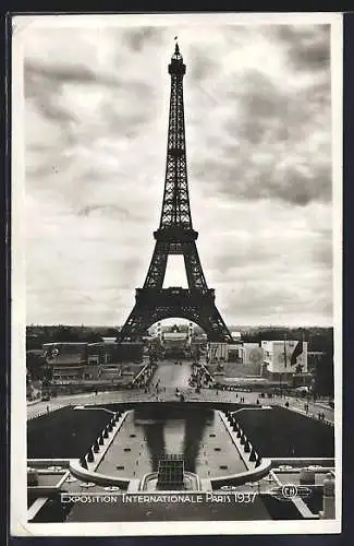 AK Paris, La Tour Eiffel, Eiffelturm mit Place de Trocadéro