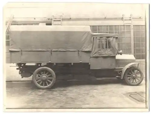 Fotografie Lastwagen Saurer, LKW-Pritsche mit Weinberger - Aufbau, Laster auf dem Fabrikhof Zeppelinstrasse 71 München