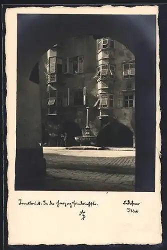 Foto-AK Adalbert Defner: Innsbruck, in der Herzog Friedrichstrasse