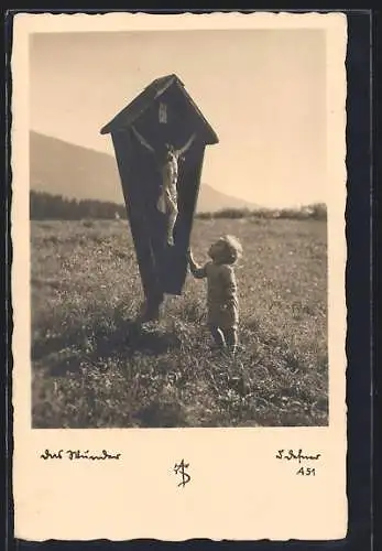 Foto-AK Adalbert Defner: Kind an einem Flurkreuz