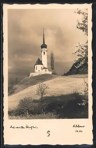 Foto-AK Adalbert Defner: Weisse Kirche auf einer Anhöhe