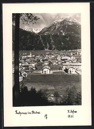 Foto-AK Adalbert Defner: Fulpmes im Stubai, Ortsansicht gegen das Gebirge