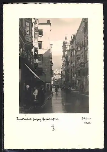 Foto-AK Adalbert Defner: Innsbruck, Herzog Friedrichstrasse nach einem Regenschauer