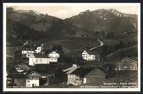 AK Gunzesried / Allgäu, Ortsansicht mit Bleicherhorn, Tennemooskopf und Siplingerkopf