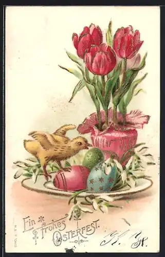 Präge-AK Flatterndes Osterküken, blühende Tulpen und drei Ostereier