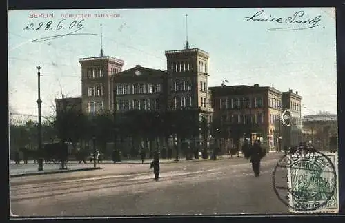 AK Berlin-Kreuzberg, Görlitzer Bahnhof mit Strasse und Passanten