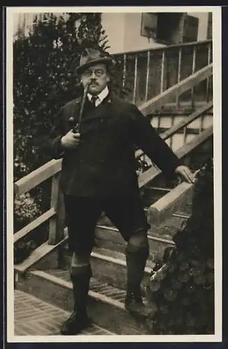 AK Schriftsteller Ludwig Thoma auf einer Treppe