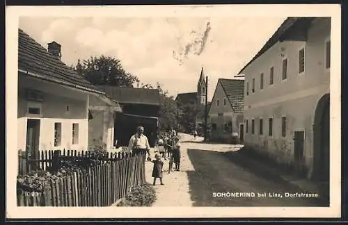 AK Schönering bei Linz, Dorfstrasse mit Blick zur Kirche