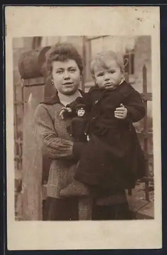 Foto-AK Mutter trägt Kind mit Puppe in den Armen