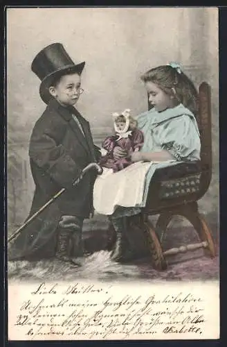 AK Kinder verkleidet als Erwachsene spielen mit einer Puppe