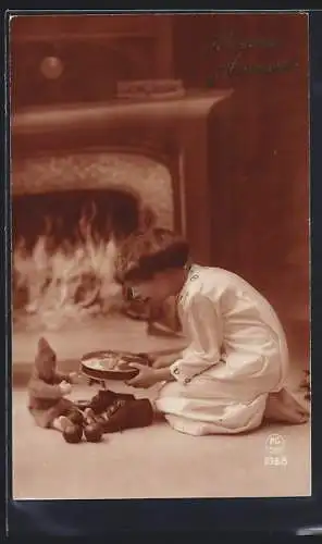 AK Kind spielt mit Puppe vor dem Kamin