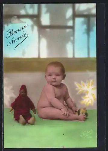 AK Baby sitzt neben einer Puppe