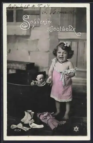 AK Weinendes Mädchen lässt eine Puppe fallen