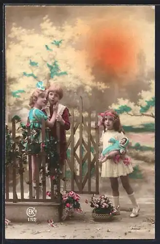 AK Drei Kinder mit Puppe am Gartenzaun