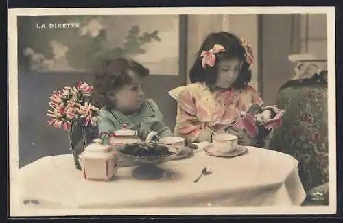 AK Kinder sitzen mit Puppe am Esstisch