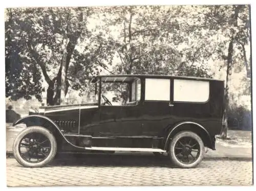 2 Fotografien Kastenwagen Protos, Ambulanz - Krankenwagen mit Weinberger Karosserie in der Zeppelinstrasse 71 München