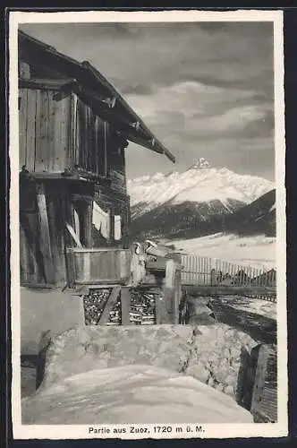 AK Zuoz, Ortspartie mit Haus u. Gipfelblick im Winter