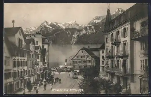 AK Brunnen, Partie mit Strassenbahn und Blick zum Urirotstock