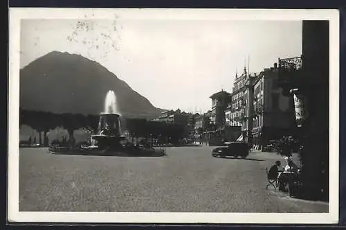 AK Lugano, Quaipromenade mit Springbrunnen und Bergblick