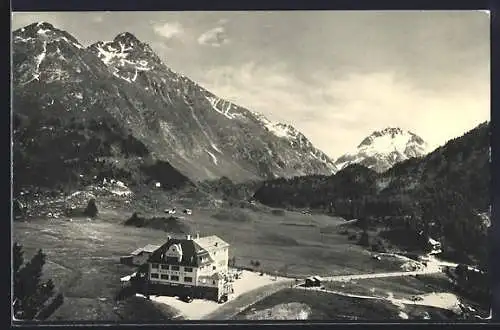 AK Maloja, Hotel Maloja-Kulm mit Strasse u. Bergpanorama aus der Vogelschau