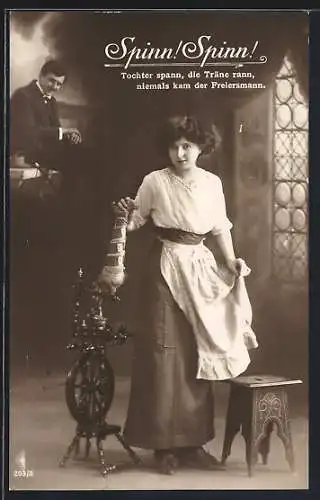 Foto-AK Frau am Spinnrad, Tochter spann, die Träne rann, niemals kam der Freiersmann
