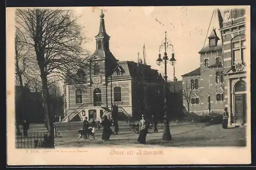 AK Hilversum, Strassenpartie mit Rathaus