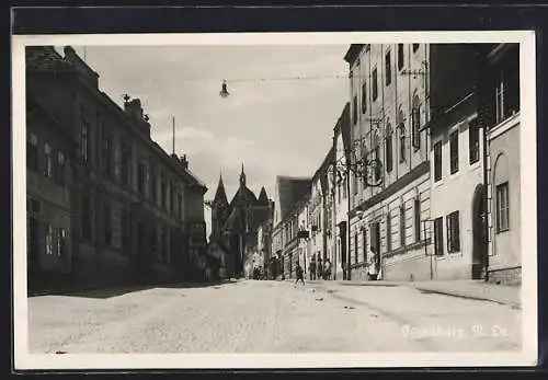 AK Eggenburg /N. Oe., Strassenpartie mit Blick zur Kirche