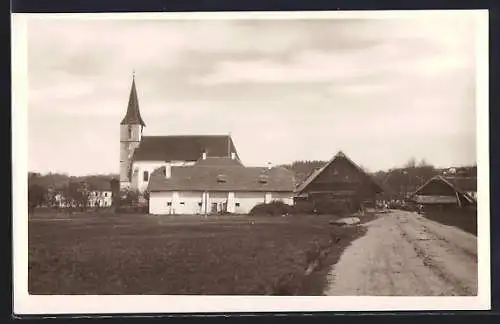 AK Natternbach /O. Ö., Strassenpartie mit Kirche